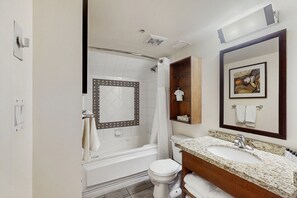 Séchoir à cheveux, serviettes fournies