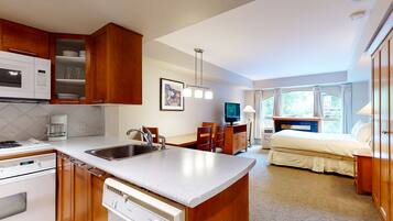 Een strijkplank/strijkijzer, internet, beddengoed