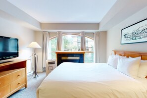 Tabla de planchar con plancha, internet y ropa de cama 