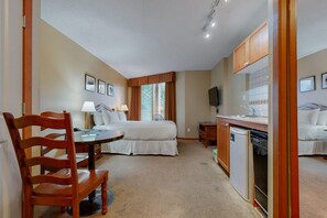 Fer et planche à repasser, accès à Internet, literie fournie