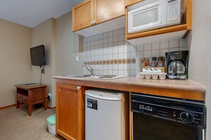 Four à micro-ondes, surface de cuisson, lave-vaisselle