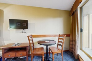 Dining - 5th-floor studio with heated pool, hot tubs, saunas & gym - walk to lifts (Whistler)