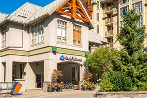 Exterior - Warm studio near the lifts with jetted tub & gym (Whistler)