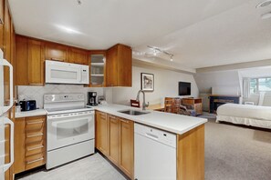 Microwave, oven, stovetop, dishwasher - Warm studio near the lifts with jetted tub & gym (Whistler)