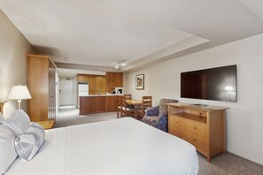 Tabla de planchar con plancha, acceso a internet y ropa de cama 