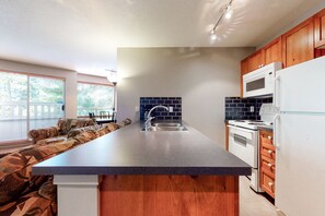 Réfrigérateur, four à micro-ondes, un four, surface de cuisson