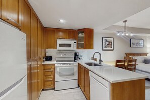 Four à micro-ondes, un four, surface de cuisson, lave-vaisselle