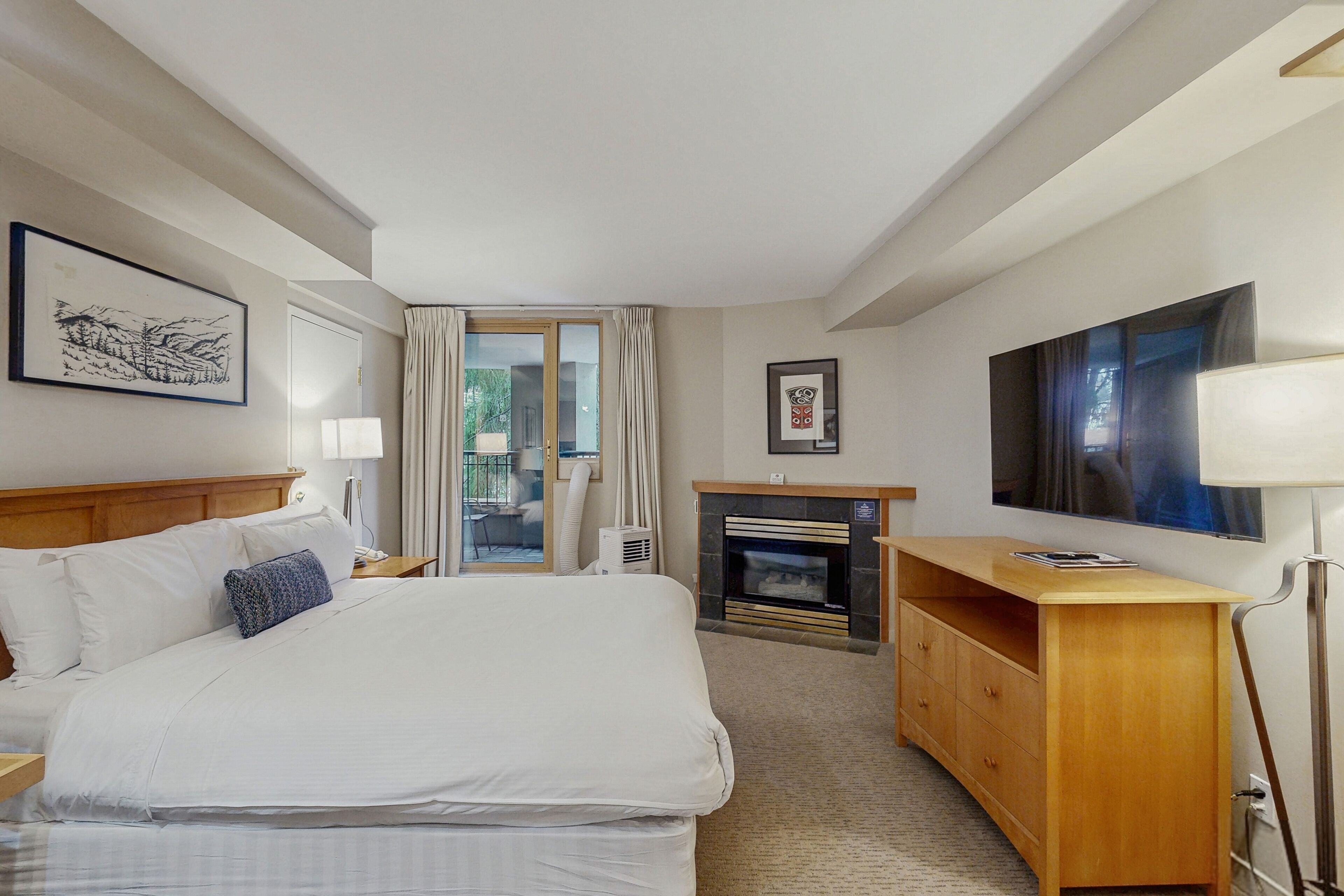 Tabla de planchar con plancha, acceso a internet y ropa de cama 