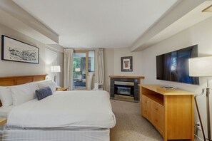 Tabla de planchar con plancha, acceso a internet y ropa de cama 