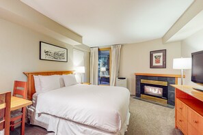 Iron/ironing board, Internet, bed sheets - Skier's dream mountain studio with easy ski & fitness center access - fireplace (Whistler)