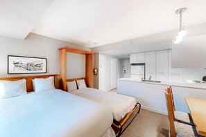 Tabla de planchar con plancha, Internet, ropa de cama