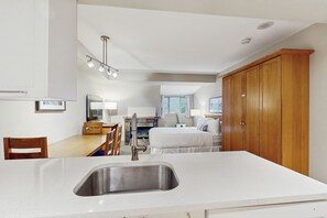 Iron/ironing board, internet, bed sheets