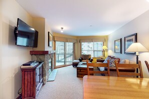 Fernseher, Kamin, DVD-Player, Videothek