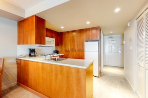 Kjøleskap, mikrobølgeovn, ovn og kokeplater