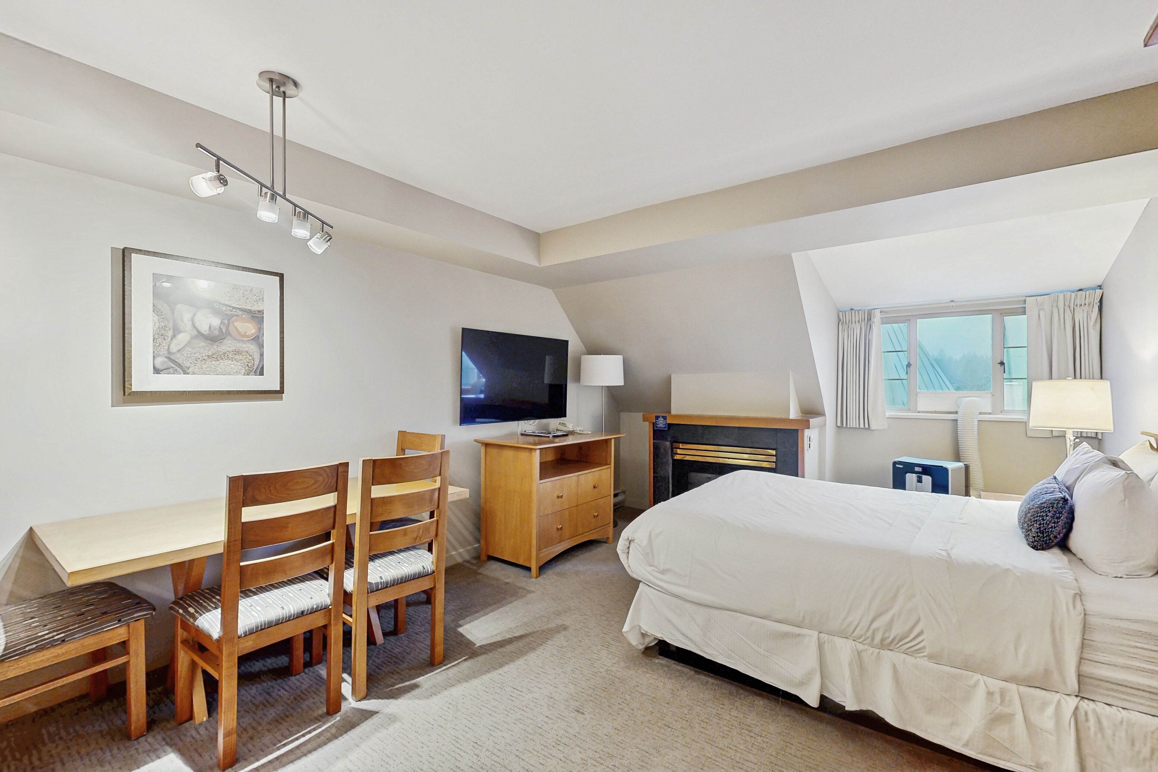 Strykejern/-brett, internett (inkludert) og sengetøy