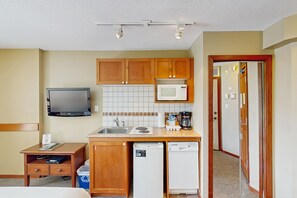 Mini-réfrigérateur, four à micro-ondes, surface de cuisson