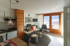 Studio 303 Gueven (Cleaning Fee 70 CHF) | Living area | Flat-screen TV - Apartments Richmond (Davos)