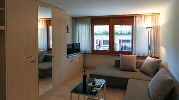 Studio 106 Götte (Cleaning Fee 70 CHF) | Living room | Flat-screen TV