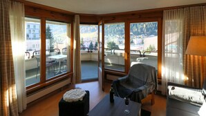 Un salón acogedor con vistas a un balcón y un comedor.