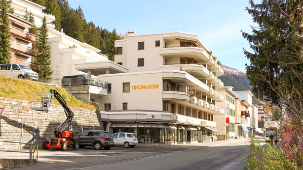Un hotel con varios balcones y un letrero que dice 'RICHMOND'.