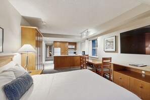 Iron/ironing board, free Internet, bed sheets - Inviting 4th-floor studio with gym & jetted tub - near golf and ski lifts (Whistler)