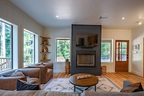 Smart TV, fireplace, DVD player, stereo