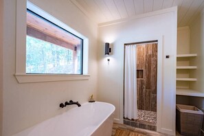 Badkar/dusch, hårtork, handdukar och toalettpapper