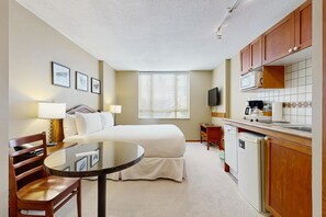 2 bedrooms, iron/ironing board, internet, bed sheets