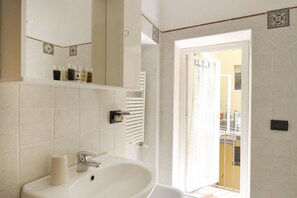 Douche, séchoir à cheveux, serviettes fournies