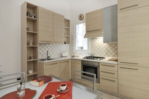 ثلاجة، فرن، موقد طهي مسطح، غسالة أطباق