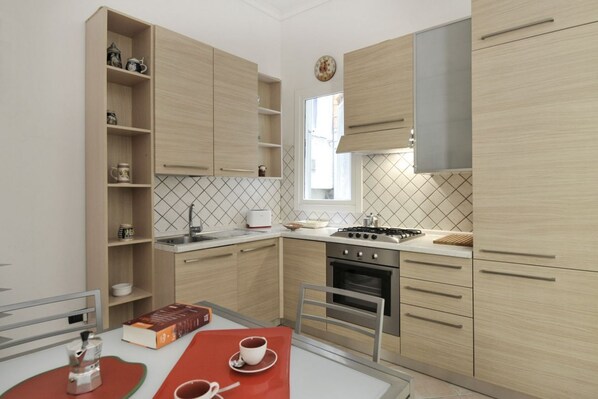 Kühlschrank, Ofen, Herdplatte, Geschirrspüler