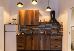 Kühlschrank, Herdplatte, Wasserkocher mit Kaffee-/Teezubehör