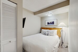 Een strijkplank/strijkijzer, internet, beddengoed