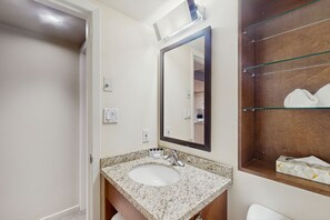 Een haardroger, handdoeken