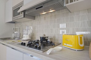 Kühlschrank, Mikrowelle, Herdplatte, Geschirrspüler