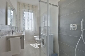 Shower, hair dryer, towels - UR-NEST Vestri Golden Suite (Bologna)
