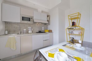 Fridge, microwave, stovetop, dishwasher