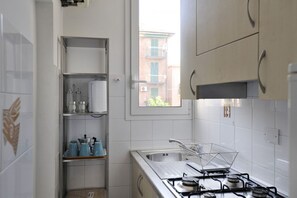 Kühlschrank, Mikrowelle, Ofen, Herdplatte