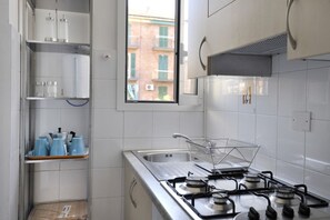 Fridge, microwave, oven, stovetop - UR-NEST Alberti 52, Cozy and modern apartment (Bologna)