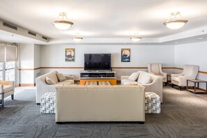 Téléviseur, foyer, lecteur de DVD, sélection de films