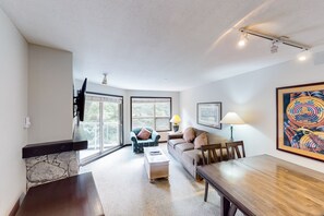 Téléviseur, foyer, lecteur de DVD, sélection de films