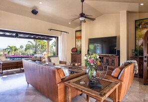 Smart TV - PRIVATE, AMAZING VIEW OF OCEAN, BEACH CLUB ACCESS WITH GYM AND RESTAURANT (Baja California Sur)