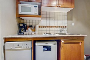 Four à micro-ondes, surface de cuisson, lave-vaisselle