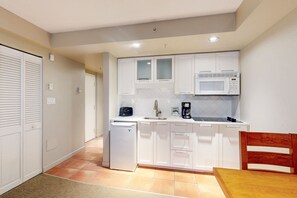 Microondas, parrilla de estufa, cafetera y tetera y tostadora 