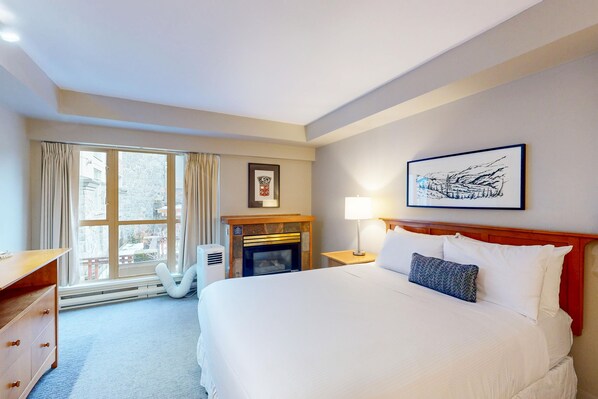 Tabla de planchar con plancha, wifi y ropa de cama 