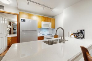 Réfrigérateur, four à micro-ondes, un four, surface de cuisson