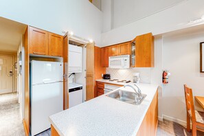 Four à micro-ondes, un four, surface de cuisson, lave-vaisselle