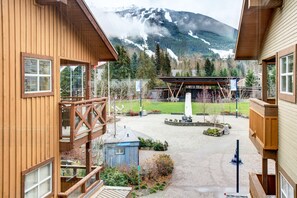 Property grounds - Relaxing 3rd-floor studio with balcony  - walk to lifts & golf (Whistler)
