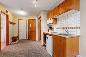 Mini-réfrigérateur, four à micro-ondes, surface de cuisson