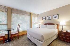 Fer et planche à repasser, accès Internet, draps fournis